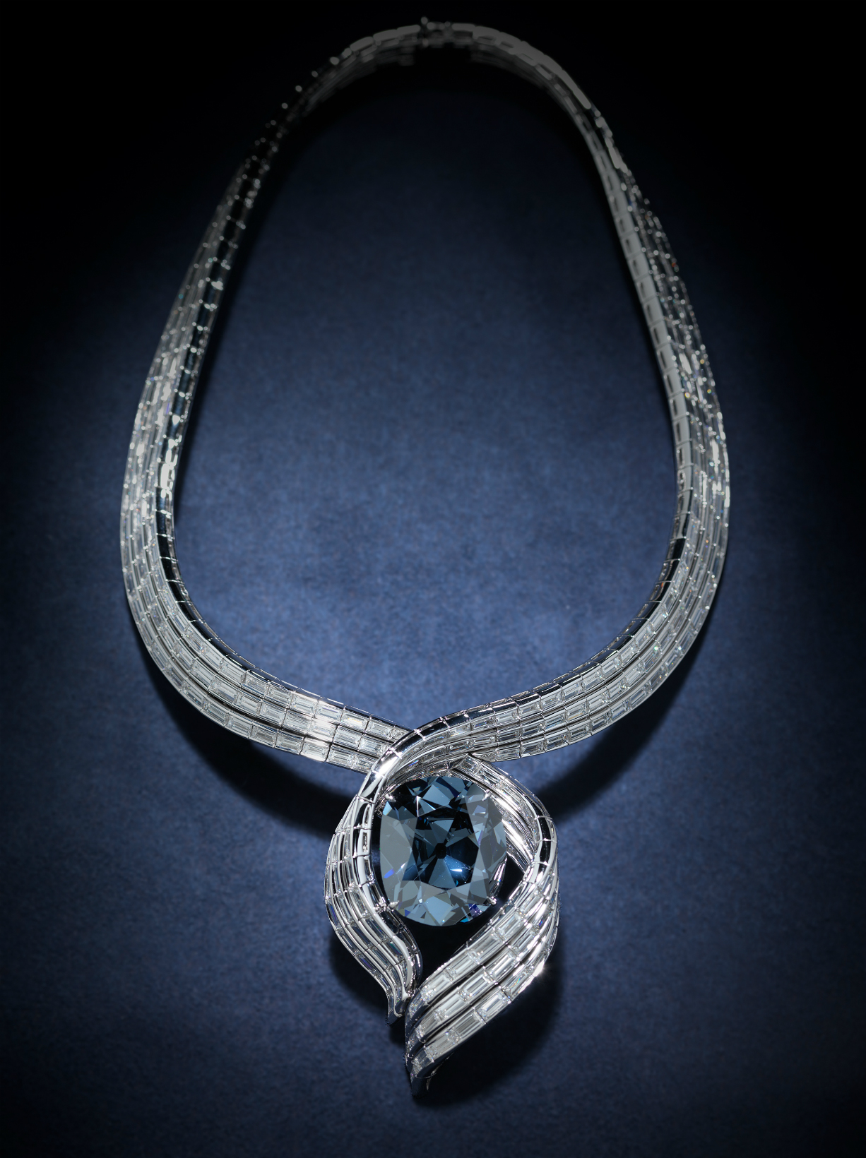 “Embracing Hope,” designed by Harry Winston for the 50th anniversary of the Hope Diamond. Photo credit: Don Hurlbert, the Smithsonian Institution.